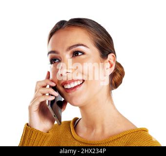 Mit meinem Netzwerk ist das Telefonieren kostenlos. Aufnahme einer jungen Frau, die vor weißem Hintergrund am Telefon spricht. Stockfoto