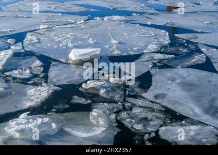 Gebrochene Eisschilde auf dem Riddarfjäden Fjord im Zentrum von Stockholm, Schweden. Stockfoto