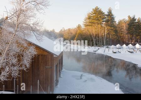 Winternebel über Squam Lake in Ashland, New Hampshire während der Wintermonate. Stockfoto