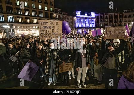 Burgos, Spanien. 08. März 2022. Eine Menge Demonstranten hält Plakate während der Demonstration zum Internationalen Frauentag in Burgos. Tausende Demonstranten marschieren anlässlich des Internationalen Frauentags in Burgos durch die Straßen und protestieren massiv gegen die Ungleichheit der Frauen. Kredit: SOPA Images Limited/Alamy Live Nachrichten Stockfoto