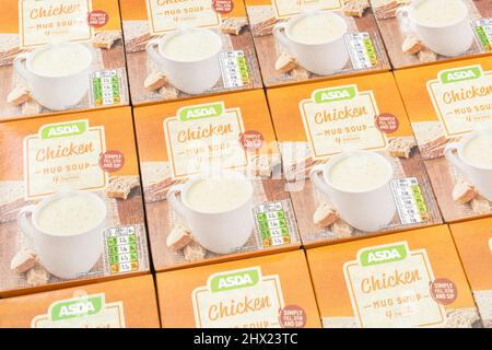 Ordentlich ausgerichtete ASDA-eigene Hühnersuppe in Kartons. Für UK Supermarkt Brand Wars, ASDA-Logo, Tasse Suppen, eigene Marke Lebensmittel. Stockfoto