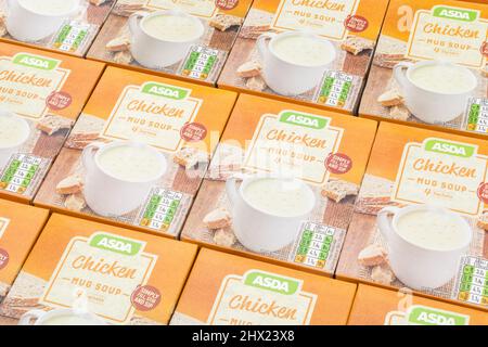 Ordentlich ausgerichtete ASDA-eigene Instant-Hühnersuppe in Kartons. Für UK Supermarkt Brand Wars, ASDA-Logo, Tasse Suppen, eigene Marke Lebensmittel. Stockfoto