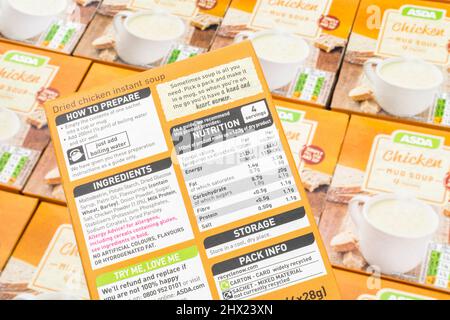 Nahaufnahme Aufnahme Lebensmittel Ernährung / diätetische Etikett auf Packung ASDA eigenen Etikett Instant Hühnersuppe. Für Eigenmarken und allgemeine Etiketten für Lebensmittelinformationen. Stockfoto