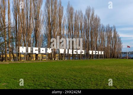 Die Inschrift - Nigdy wiecej wojny (auf Englisch: Kein Krieg mehr).Danzig Westerplatte, Polen Stockfoto