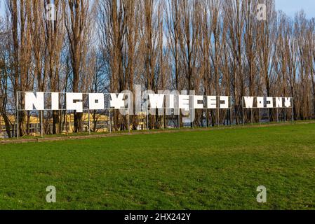 Die Inschrift - Nigdy wiecej wojny (auf Englisch: Kein Krieg mehr).Danzig Westerplatte, Polen Stockfoto