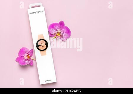 Bangkok, Thailand, März 2022 Samsung Galaxy Uhr aktiv 4, 40 mm auf dem Podium und Box isoliert auf rosa Hintergrund. Stockfoto