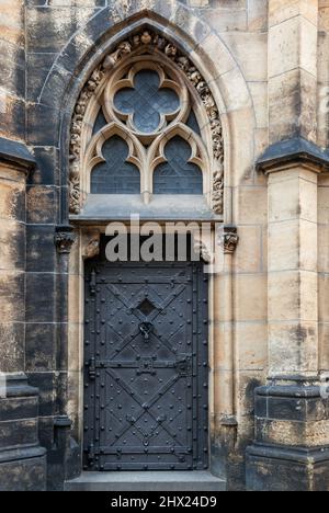 Tür der St.-Veits-Kathedrale in Prag Stockfoto