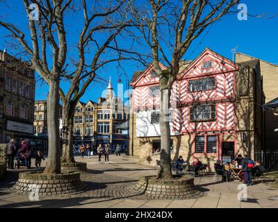 Café in einem denkmalgeschützten Gebäude auf Woolshops in Halifax West Yorkshire England Stockfoto