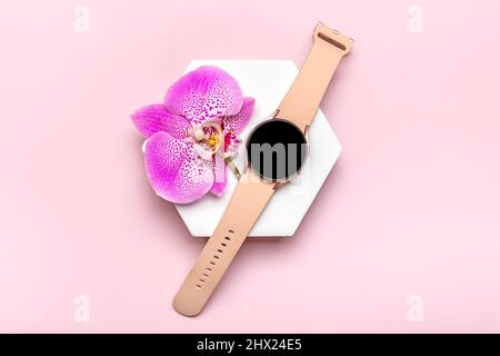 Bangkok, Thailand, März 2022 Samsung Galaxy Uhr aktiv 4, 40 mm auf dem Podium und Box isoliert auf rosa Hintergrund. Stockfoto