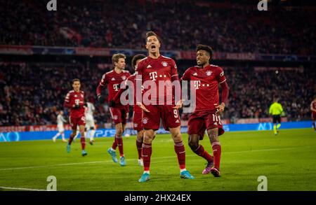 Robert Lewandowski (München), Kingsley Coman (München) FC Bayern München gegen Red Bull Salzburg 08.03.2022, Fußball; Champions League, Saison 2021/22 Stockfoto