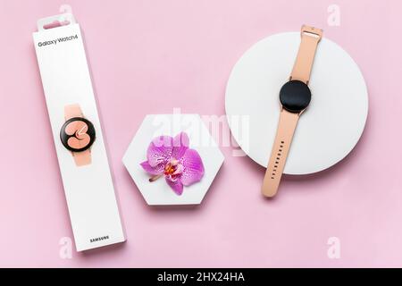 Bangkok, Thailand, März 2022 Samsung Galaxy Uhr aktiv 4, 40 mm auf dem Podium und Box isoliert auf rosa Hintergrund. Stockfoto