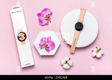 Bangkok, Thailand, März 2022 Samsung Galaxy Uhr aktiv 4, 40 mm auf dem Podium und Box isoliert auf rosa Hintergrund. Stockfoto