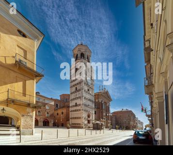 Fossano, Italien - 27. Februar 2022: Der bürgerliche Glockenturm (XV Jahrhundert) und die Kathedrale Santa Maria und San Giovenale (XVIII Jahrhundert) Stockfoto