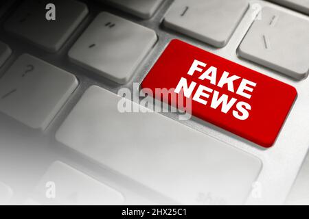Schlüssel mit Text FAKE NEWS auf moderner Tastatur, Nahaufnahme Stockfoto