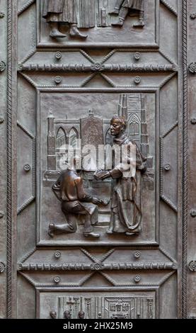 Detail einer Seitentür der St.-Veits-Kathedrale in Prag Stockfoto