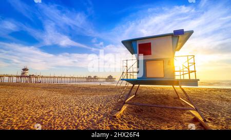 Rettungsturm am huntington Beach bei Sonnenuntergang Stockfoto