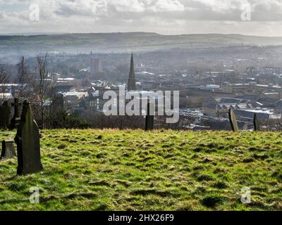 Blick über Halifax und den Friedhof der St. Thomas the Apostle Church auf der Claremount Road Halifax West Yorkshire England Stockfoto