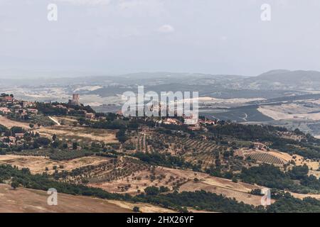 Panoramablick auf die Provinz Toskana mit der Stadt Castiglione d'Orcia auf dem Hügel und dem Turm Rocca di Tentennano. Val d'Orcia, Italien Stockfoto