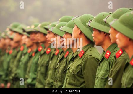 Dien Bien Phu, Vietnam - 26. FEBRUAR 2012: Junge vietnamesische Soldaten während des Besuchsprogramms der vietnamesischen Militärakademien. Dien Bien. Stockfoto