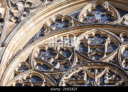 Gotisches Fenster der St.-Veits-Kathedrale in Prag Stockfoto