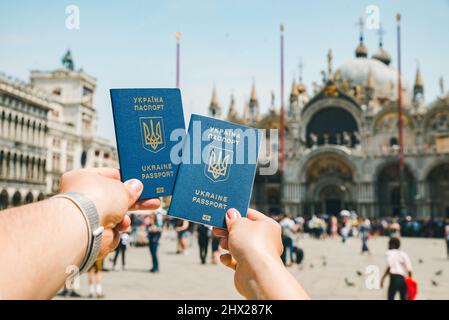 Hand, die im Besitz eines ukrainischen biometrische Pässe travel concept Bewegungsfreiheit Italien Venedig Stockfoto