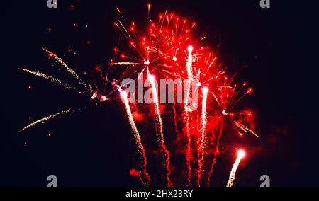 Farbenfrohe Feuerwerke vor dem Hintergrund der Dämmerung Stockfoto