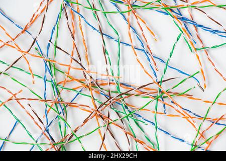 Internet-Kabel auf weißem Hintergrund, Weitwinkel Stockfoto