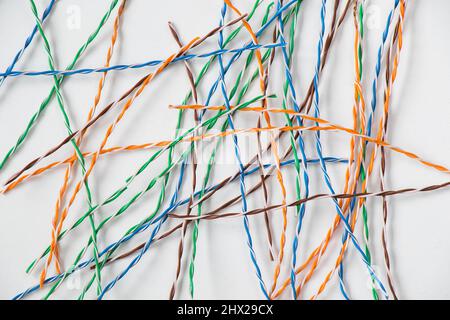 Internet-Kabel auf weißem Hintergrund, Weitwinkel Stockfoto