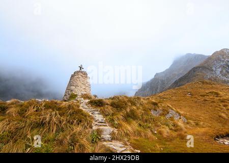 Mackinnon Pass Memorial, Fiordland National Park, Milford Track Great Walk, Neuseeland Stockfoto