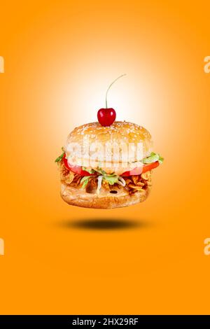 Saftiges FLIEGENDES HÄHNCHEN TANDOORI BURGER, Hamburger oder Cheeseburger mit einem Hähnchenpastete, mit Sauce, pommes frites und kaltem Getränk. Konzept von Amerika Stockfoto