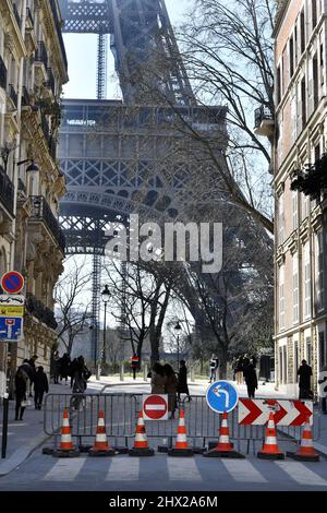 Eiffelturm von der Rue de l'Université aus gesehen geschlossen - Paris - Frankreich Stockfoto