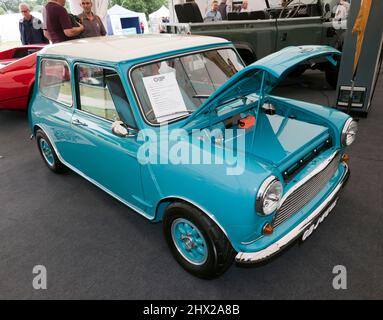 Auf der London Classic Car Show ist eine dreiviertel Frontansicht eines Austin Mini aus dem Jahr 1967 zu sehen, der mit einer Tesla Drive Unit ausgestattet ist Stockfoto