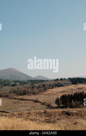 Blick auf den vulkanischen Kegelberg von Saebyeol Oreum im Winter auf der Insel Jeju, Korea Stockfoto