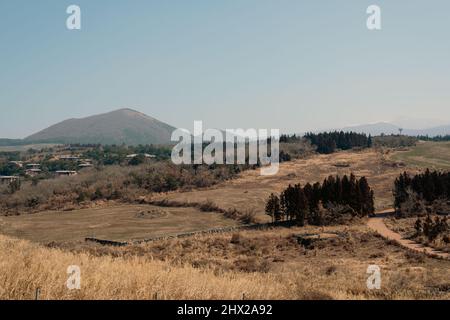 Blick auf den vulkanischen Kegelberg von Saebyeol Oreum im Winter auf der Insel Jeju, Korea Stockfoto