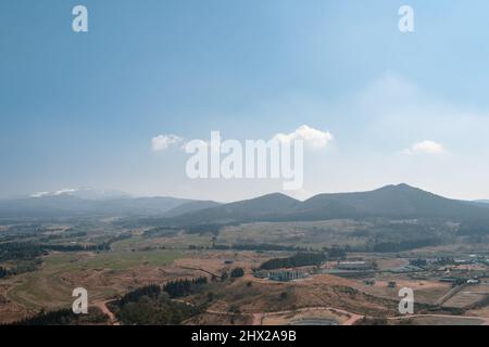 Blick auf den vulkanischen Kegelberg von Saebyeol Oreum im Winter auf der Insel Jeju, Korea Stockfoto