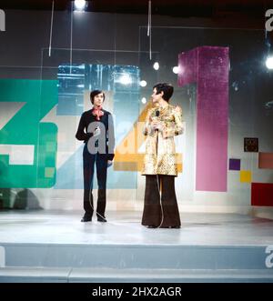 4-3-2-1 Hot and Sweet, ZDF Musiksendung, Ilja Richter und Suzanne Doucet, hier in der Show um 1970. 4-3-2-1 Hot and Sweet, ZDF-Musikprogramm, die beiden Moderatoren Ilja Richter und Suzanne Doucet hier in der Show, um 1970. Stockfoto