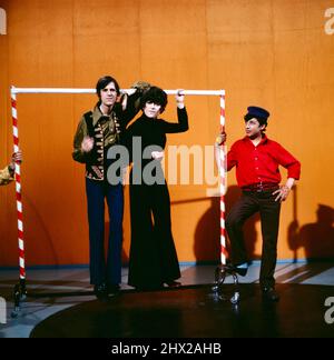 4-3-2-1 Hot and Sweet, ZDF Musiksendung, Ilja Richter und Suzanne Doucet, hier in der Show um 1970. 4-3-2-1 Hot and Sweet, ZDF-Musikprogramm, die beiden Moderatoren Ilja Richter und Suzanne Doucet hier in der Show, um 1970. Stockfoto