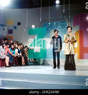 4-3-2-1 Hot and Sweet, ZDF Musiksendung, Ilja Richter und Suzanne Doucet, hier in der Show um 1970. 4-3-2-1 Hot and Sweet, ZDF-Musikprogramm, die beiden Moderatoren Ilja Richter und Suzanne Doucet hier in der Show, um 1970. Stockfoto