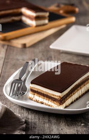 Opera Cake Dessert Scheibe auf Holztisch Stockfoto