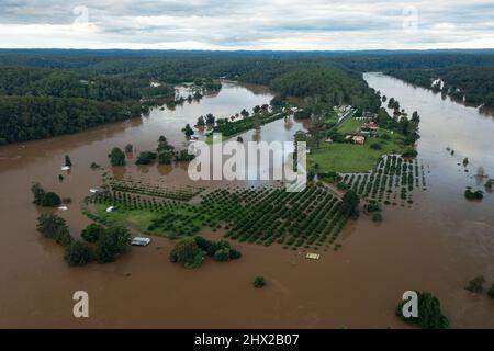 Sackville, NSW, Australien - 9. März 2022. Luftaufnahme des Hawkesbury River in einer Überschwemmung über Straßen und Ackerland im ländlichen Sydney. Stockfoto