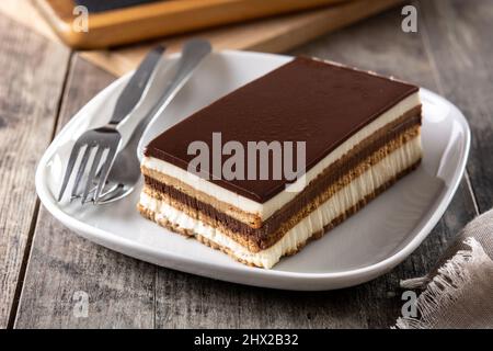 Opera Cake Dessert Scheibe auf Holztisch Stockfoto