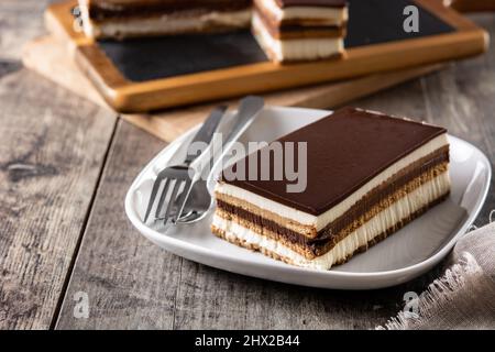 Opera Cake Dessert Scheibe auf Holztisch Stockfoto