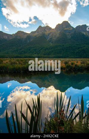 Mirror Lakes New Zealand, Earl Mountains Reflection in the Water, Fiordland National Park Stockfoto