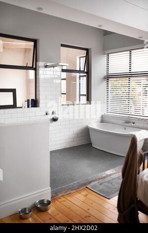 Modernes Wohnen. Aufnahme eines modernen Badezimmers mit luxuriösen Annehmlichkeiten. Stockfoto