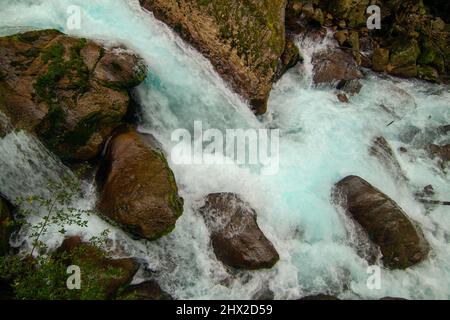 Lake Marian Falls Track, Wasserfall in Fiordland, Neuseeland, wildes, unberührtes Wasser aus nächster Nähe Stockfoto