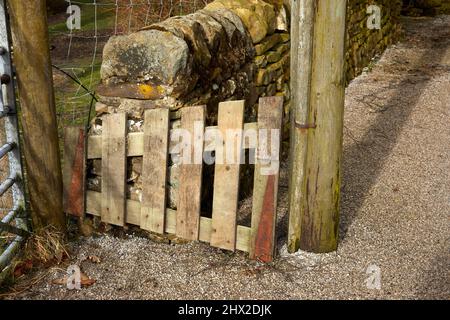 Temporäre Haus gemacht Tor Blockierung Lücke auf Moorland smallholding Auffahrt Stockfoto