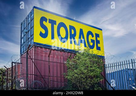 Selbstlagerung in Versandbehältern Stockfoto