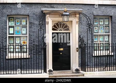 London, Großbritannien, 8.. März 2022. Die Fenster der Downing Street Nr. 10 sind mit Zeichnungen von Sonnenblumen geschmückt, der Nationalblume der Ukraine in Solidarität mit dem belagerten Land. Stockfoto