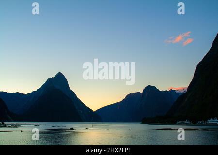 Miter Peak bei Dämmerung, der Löwe, die Elephant Peaks, Fiordland Neuseeland, Milford Sound Wharf nach Sonnenuntergang Landschaft kopieren Raum Stockfoto