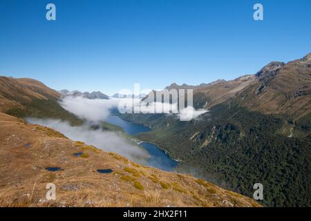 Von Key Summit Ridge, Fiordland National Park, Neuseeland South Island bietet sich ein schöner Blick auf den Lake Gunn Fergus und die Livingstone Range Stockfoto